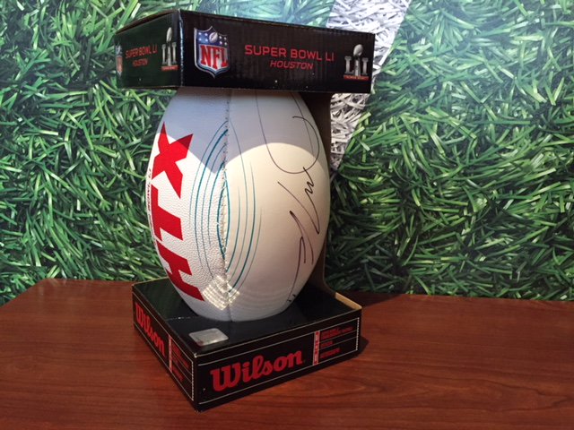 NFLCanada's tweet photo. 🚨 AWESOME GIVEAWAY ALERT! 🚨

FOLLOW + RT for your chance to win a #SB51 football signed by #Patriots WR @Edelman11! 🏈 Contest closes 17/12/17 at 11:59pm ET.

Rules: https://t.co/1A8rzQ40zx https://t.co/mUatlVtNkG