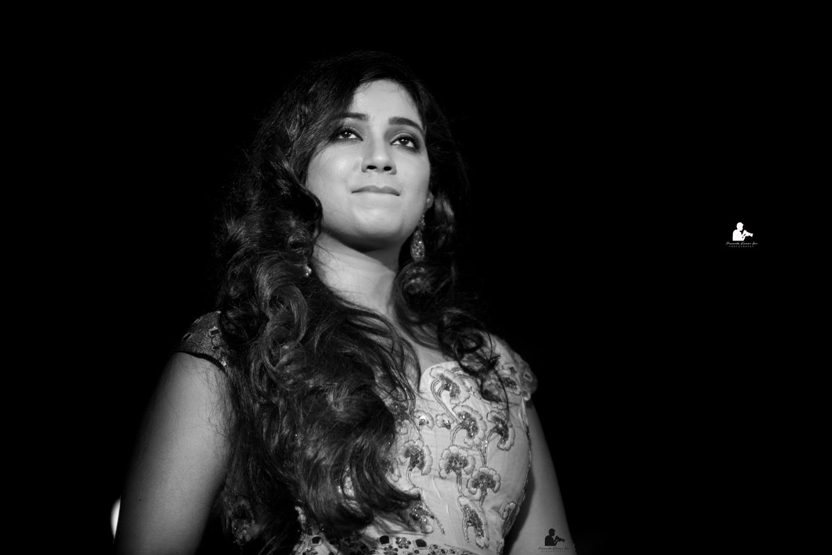SG_ShiningStar's tweet photo. **Exclusive Clicks**
@shreyaghoshal such beautiful clicks from #Kolkata gig 24th Nov 2017!!!😍😍😍😘😘😘
#QueenRocked https://t.co/8wSX4RvECH