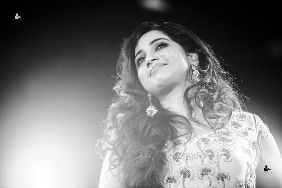 SG_ShiningStar's tweet photo. **Exclusive Clicks**
@shreyaghoshal such beautiful clicks from #Kolkata gig 24th Nov 2017!!!😍😍😍😘😘😘
#QueenRocked https://t.co/8wSX4RvECH