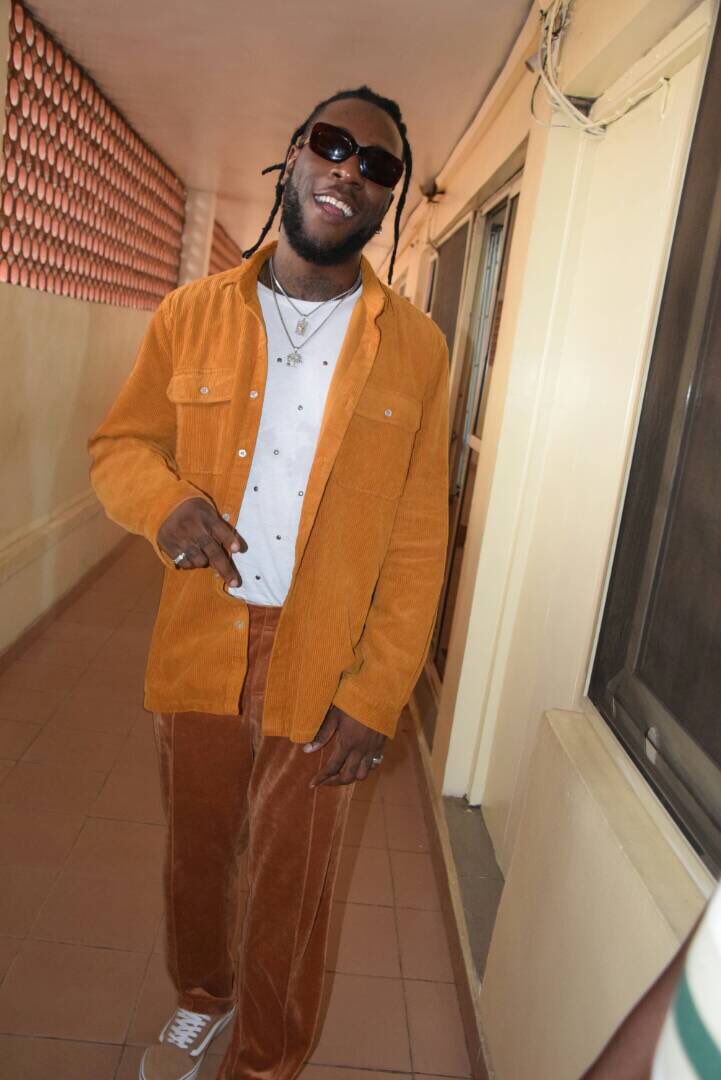 SaharaReporters's tweet photo. PHOTONEWS: Nigerian dancehall star, Damini Ogulu also known as ‘Burna Boy’ on Friday surrendered to Lagos State Police Command re his involvement in a robbery attack on a fellow artiste, Mr. 2kay. But @burnaboy doesn’t look worried, his “interrogation appears like a family meet https://t.co/cuZLR1KK9l