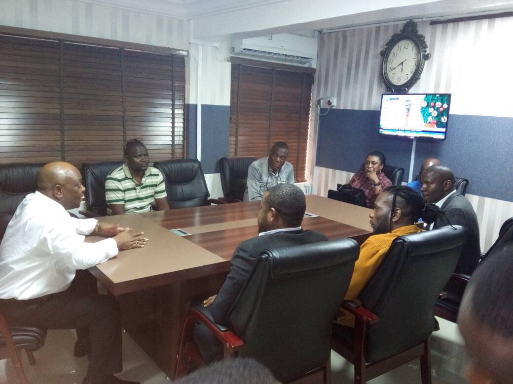 SaharaReporters's tweet photo. PHOTONEWS: Nigerian dancehall star, Damini Ogulu also known as ‘Burna Boy’ on Friday surrendered to Lagos State Police Command re his involvement in a robbery attack on a fellow artiste, Mr. 2kay. But @burnaboy doesn’t look worried, his “interrogation appears like a family meet https://t.co/cuZLR1KK9l