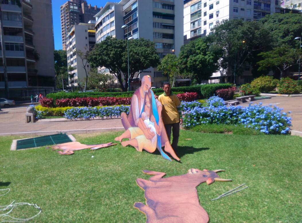 MauricioLunaP's tweet photo. Hoy #15Dic, a pesar de la adversidad, llega la #Navidad a @Chacao gracias a nuestro equipo de @ObrasChacao https://t.co/jW7EONqlo2