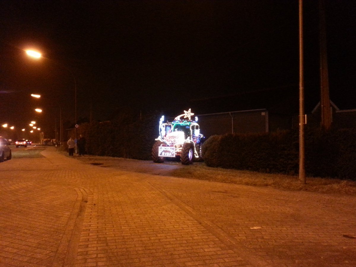 bho2590's tweet photo. Even een foto onderweg : landbouwer in Berlaar-Heikant heeft zijn traktor in kerst-thema gezet. #Berlaar #kerstversiering https://t.co/4uVFUsRaMW