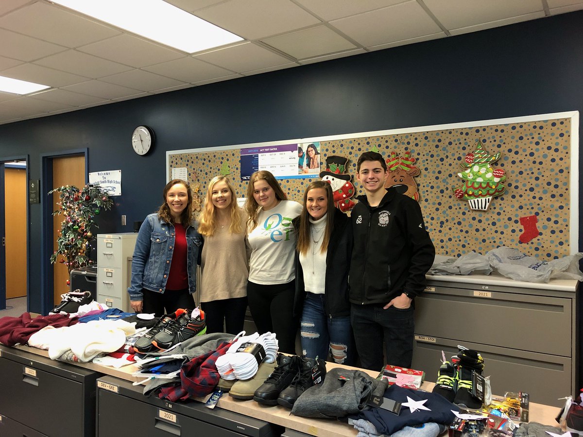 pshscougarpe's tweet photo. PSLC raises money to buy presents for the cougar needy families. https://t.co/Rapwozpcql