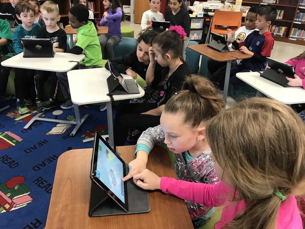 wwplib's tweet image. Teamwork in action during #HourOfCode2017!@2ndgradeWWP1718 @WWP_Dalers @lightbotcom @codeorg