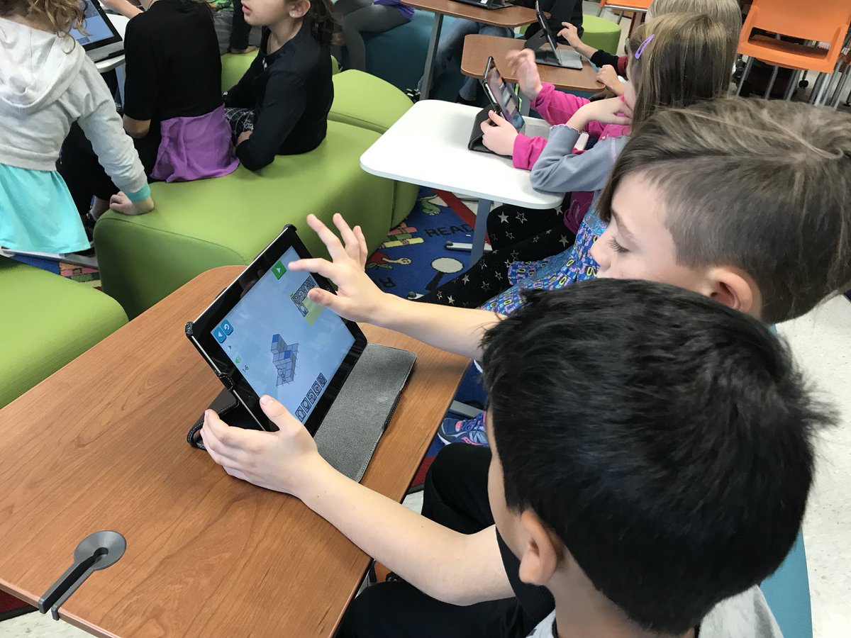 wwplib's tweet image. Teamwork in action during #HourOfCode2017!@2ndgradeWWP1718 @WWP_Dalers @lightbotcom @codeorg