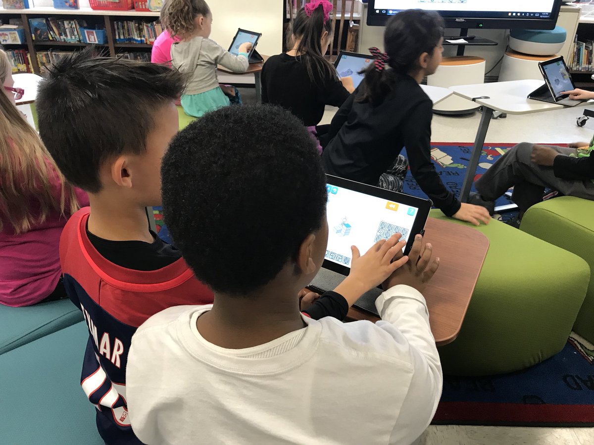 wwplib's tweet image. Teamwork in action during #HourOfCode2017!@2ndgradeWWP1718 @WWP_Dalers @lightbotcom @codeorg