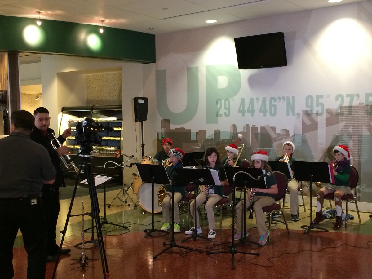 pshepher11's tweet photo. Oak Forest Jazz Band is playing at HMW!#TeamOFE https://t.co/4GVn0fOEXw
