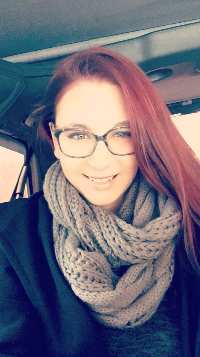AriMarieW's tweet photo. #fridayselfieinthejeep haven’t done one for awhile. #feelingpretty https://t.co/w7tqWALxt4