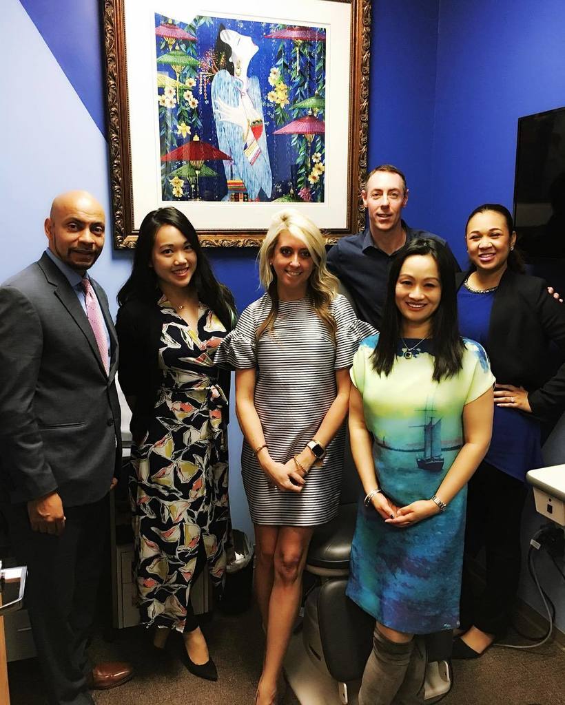VisionOptique's tweet photo. Leaders in #dryeye #meibomianglanddysfunction #MGD #contactlens #innovations in my Blue Room
.
.
.
@Acuvue @AcuvuePro #JNJ #TearScience #lipiflow
#optometry #visionoptique #digitaleyedoc
#chicworkchick #docsofinsta #happydoctors #liketkit https://t.co/xrrPDqKBwj
