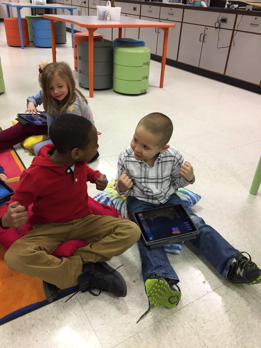 RisaElder's tweet photo. Coding, collaborating &amp; celebrating our success with Jeffreys Jellyfish @TaraOaks_ES @MrsJeffreys108 https://t.co/9iA6hAVg7L