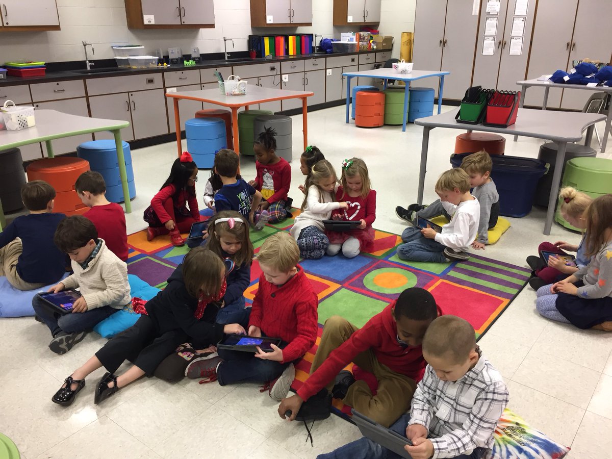 RisaElder's tweet photo. Coding, collaborating &amp; celebrating our success with Jeffreys Jellyfish @TaraOaks_ES @MrsJeffreys108 https://t.co/9iA6hAVg7L
