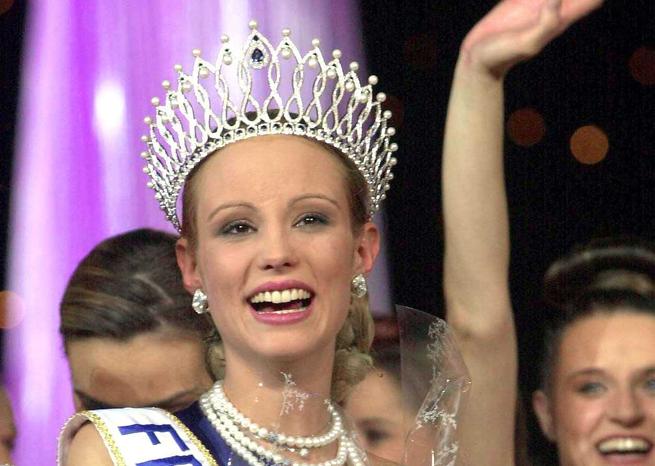 Joyeux anniversaire à notre resplendissante #MissFrance2001 <a href="/Elodiegossuin/">Elodie Gossuin 🦄🍼👑</a> !🎂