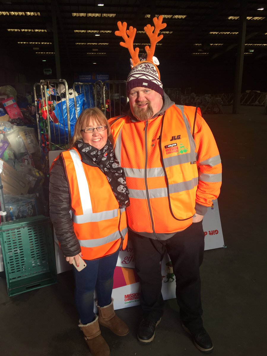 cashforkidsMCR's tweet photo. There's no stopping the amazing Helen and Tony who have raised almost £4000 this year as part of #Key1000Faces and have also come to volunteer at Mission HQ! 🙌🏼 What a team 👏🏼🎁🎅🏼🎄 https://t.co/MADfsygf7I