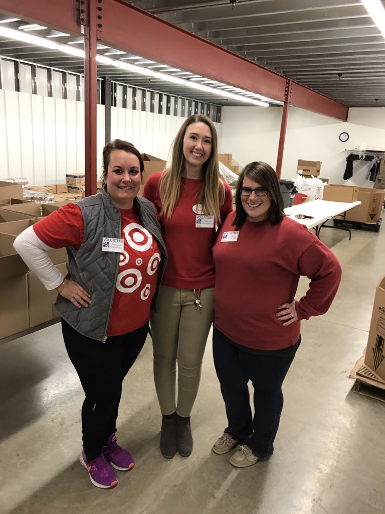 Delaine_T1771's tweet photo. Volunteering at the Cedar Valley Food Reservoir 📦🍎🌽🥔 @HACAP_ @PByrne860 @kaitward16 https://t.co/1OYdeKihND