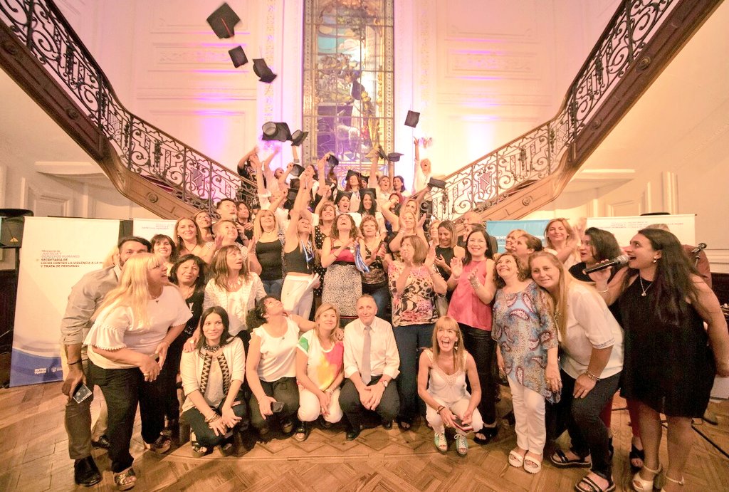 ClaudioFueyo's tweet photo. #Egresadas2017 #PoloDeLaMujer Anoche vivimos un momento inolvidable, celebramos el Egreso de 22 alumnas Promo 2017 de la Primaria, Secundaria y Terminalidad Educativa junto a sus familias y amigxs. Gracias @AgCbaCultura @NoraBedano @MuseoDionisi @monaco_natalia c/ @claumartinezar https://t.co/rQuKZdbIyN