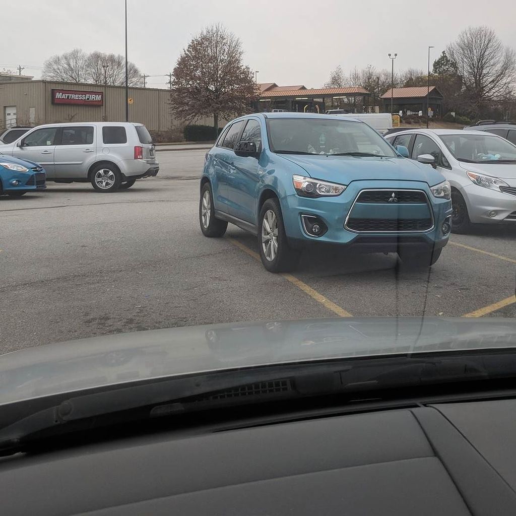 GRVSCDashCam's tweet photo. The holidays are off to a great start! #badparking #parkingfail https://t.co/wanrneGM9D https://t.co/JqbySBoTV2