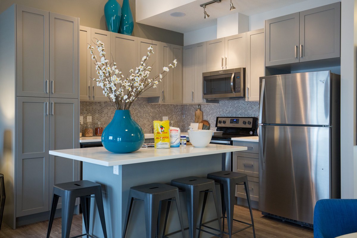 RCID_'s tweet image. Holiday baking, anyone? Just add the sweet aroma of freshly-baked cookies to this bright and sunny kitchen at The Ruby by @Brookfieldyyc, and you&apos;re all set for the weekend! See more of this beautiful home: goo.gl/qdvEw8 #rcid #yycdesign