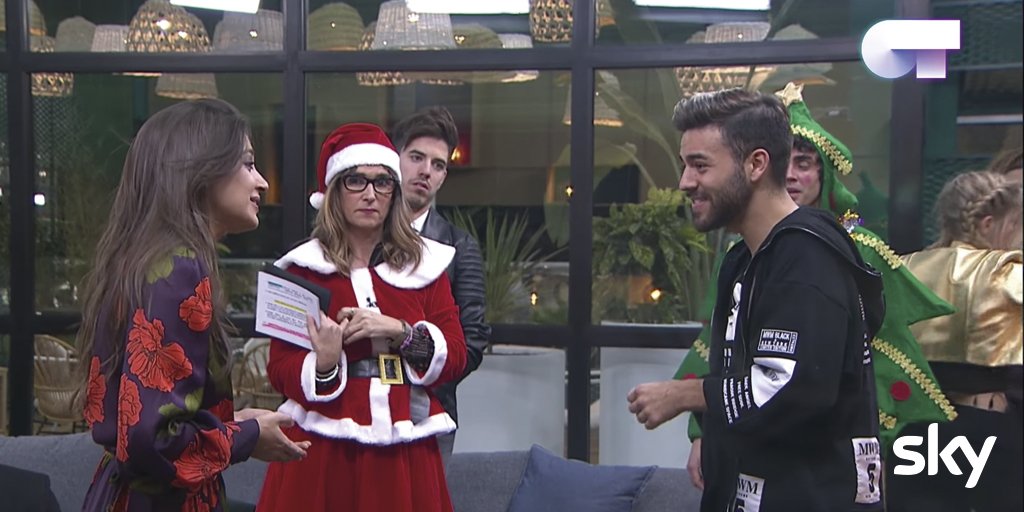Sky_es's tweet photo. ¡Tenemos 5 entradas dobles para la gala navideña de @OT_Oficial 🎄. Si quieres una, esto es lo que tienes que hacer:

1. Seguirnos

2. Usando #OTNavidadSky decirnos con qué concursante te gustaría decorar tu árbol de navidad y por qué.

https://t.co/xsZ7TJr2Be https://t.co/8dIAvSwYty