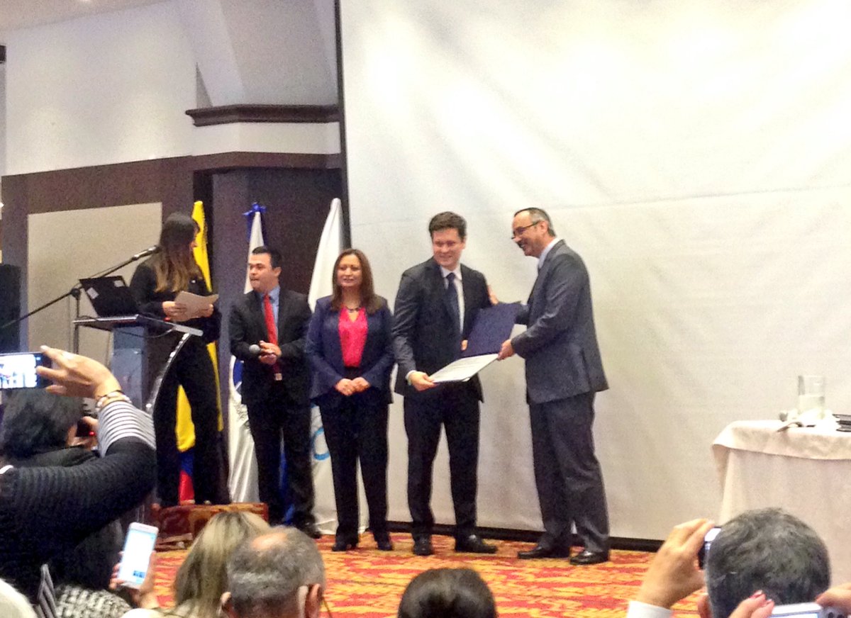 Cataorjuela's tweet photo. El destino Bogotá obtuvo el 1er lugar en el #ICTRC2017 #CompetitividadTuristica @CPTUR_Col @IDTBogota @BogotaTuristica Felicitaciones https://t.co/0QIUIcEnmo