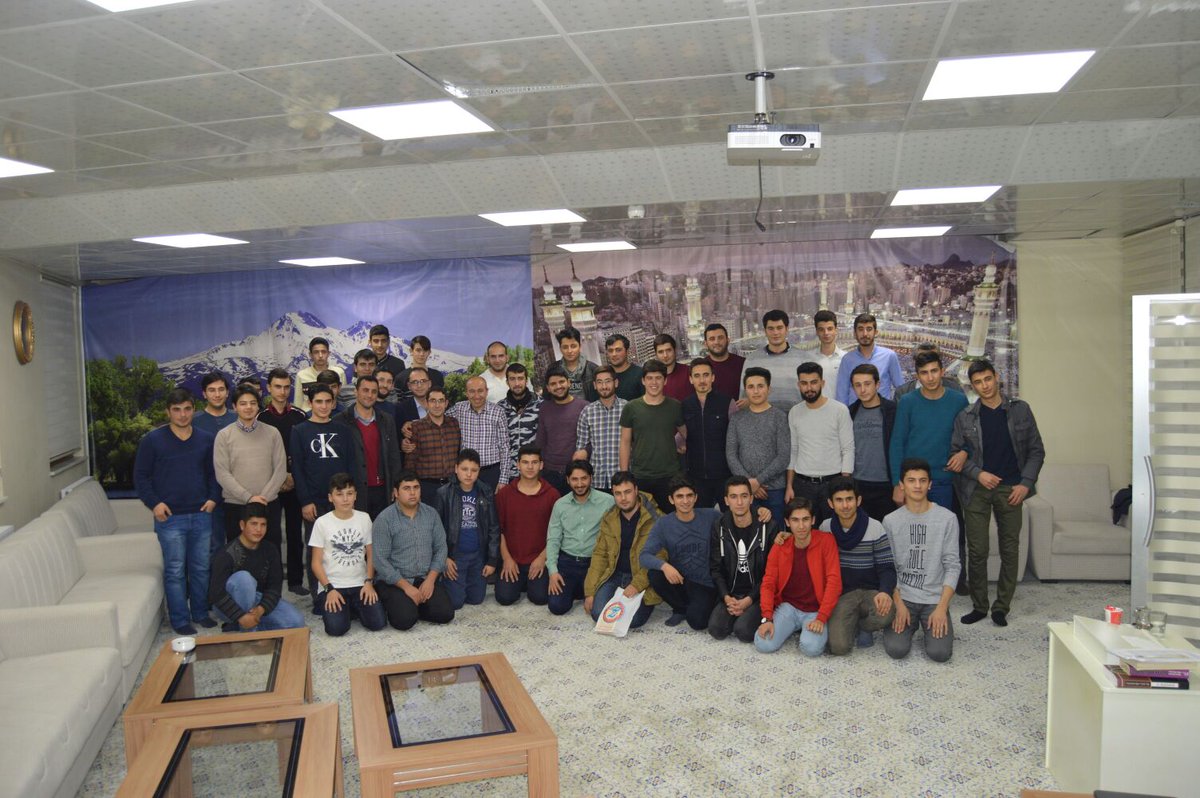 Bu ay ki Perşembe Üniversiteliler Buluşmamız Erciyes Üniversitesi Edebiyat Fakültesi Tarih Bölümü Öğretim Üyesi Yrd.Doç.Dr. Cengiz Kartın'ın II. Abdulhamit ve Filistin konulu sunumuyla Nezih Kültür Merkezinde gerçekleştirildi. #hacilarzinde #university #üniversite #gençlik