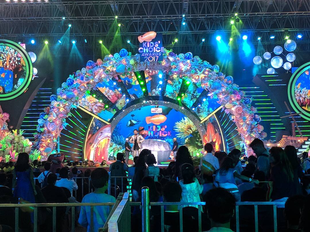AshVikLand's tweet photo. And our host is here & have started the show #KCA2017 😍
#RithvikDhanjani
https://t.co/FHEUk7ckz1 https://t.co/rPZ2VRc1pR