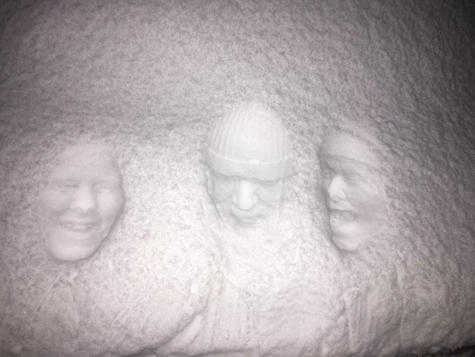 14-jarige Janneke uit Zutphen ontketende wereldwijde rage met haar #snowfacechallenge Ze is te gast bij De Week van Gelderland van <a href="/OmroepGLD/">Omroep Gelderland</a> Meer over de uitzending: facebook.com/events/1982554…