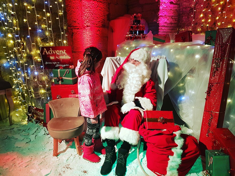 Brojni mališani družili se s Djedom Mrazom na Trsatskoj Gradini trsatskagradina.com/brojni-malisan…