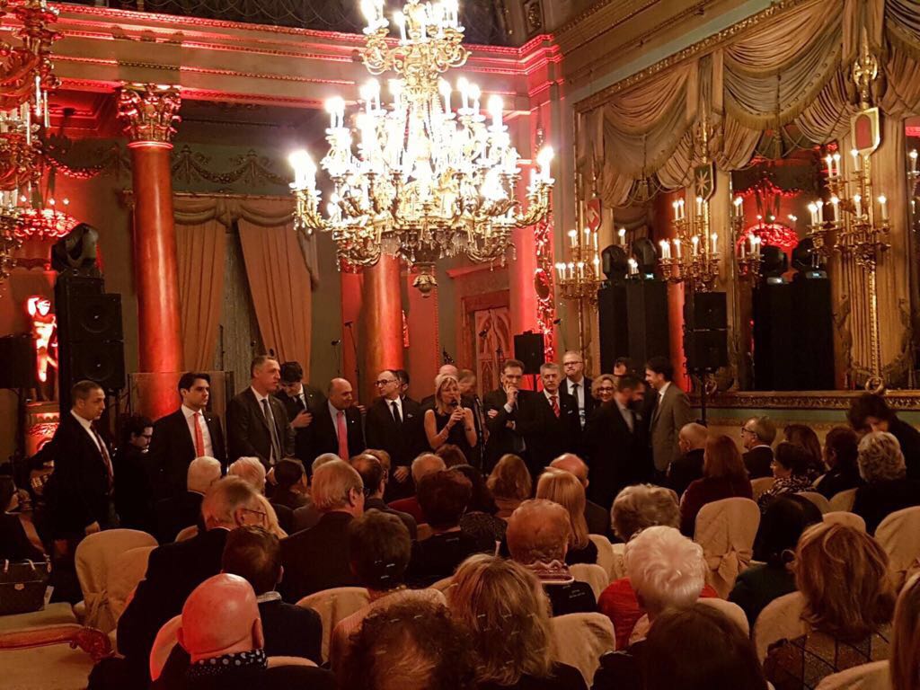 MengoniU's tweet photo. Cari amici, condivido con voi le immagini del "Concerto #Natale con Banca #Mediolanum" con il coro The Pilgrims Gospel, che ha avuto luogo ieri sera a Palazzo Borghese a #Firenze. Grazie a tutti per la splendida serata. https://t.co/iURrAyhcFp