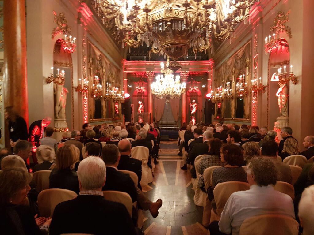 MengoniU's tweet photo. Cari amici, condivido con voi le immagini del "Concerto #Natale con Banca #Mediolanum" con il coro The Pilgrims Gospel, che ha avuto luogo ieri sera a Palazzo Borghese a #Firenze. Grazie a tutti per la splendida serata. https://t.co/iURrAyhcFp