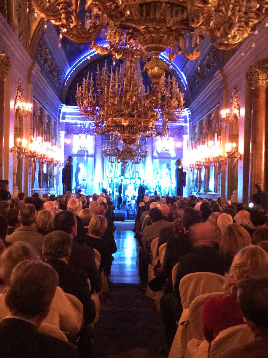 MengoniU's tweet photo. Cari amici, condivido con voi le immagini del "Concerto #Natale con Banca #Mediolanum" con il coro The Pilgrims Gospel, che ha avuto luogo ieri sera a Palazzo Borghese a #Firenze. Grazie a tutti per la splendida serata. https://t.co/iURrAyhcFp