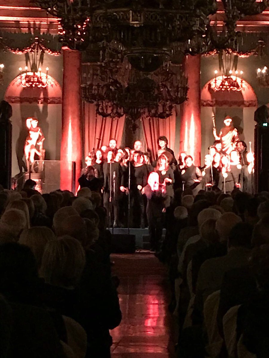 MengoniU's tweet photo. Cari amici, condivido con voi le immagini del "Concerto #Natale con Banca #Mediolanum" con il coro The Pilgrims Gospel, che ha avuto luogo ieri sera a Palazzo Borghese a #Firenze. Grazie a tutti per la splendida serata. https://t.co/iURrAyhcFp