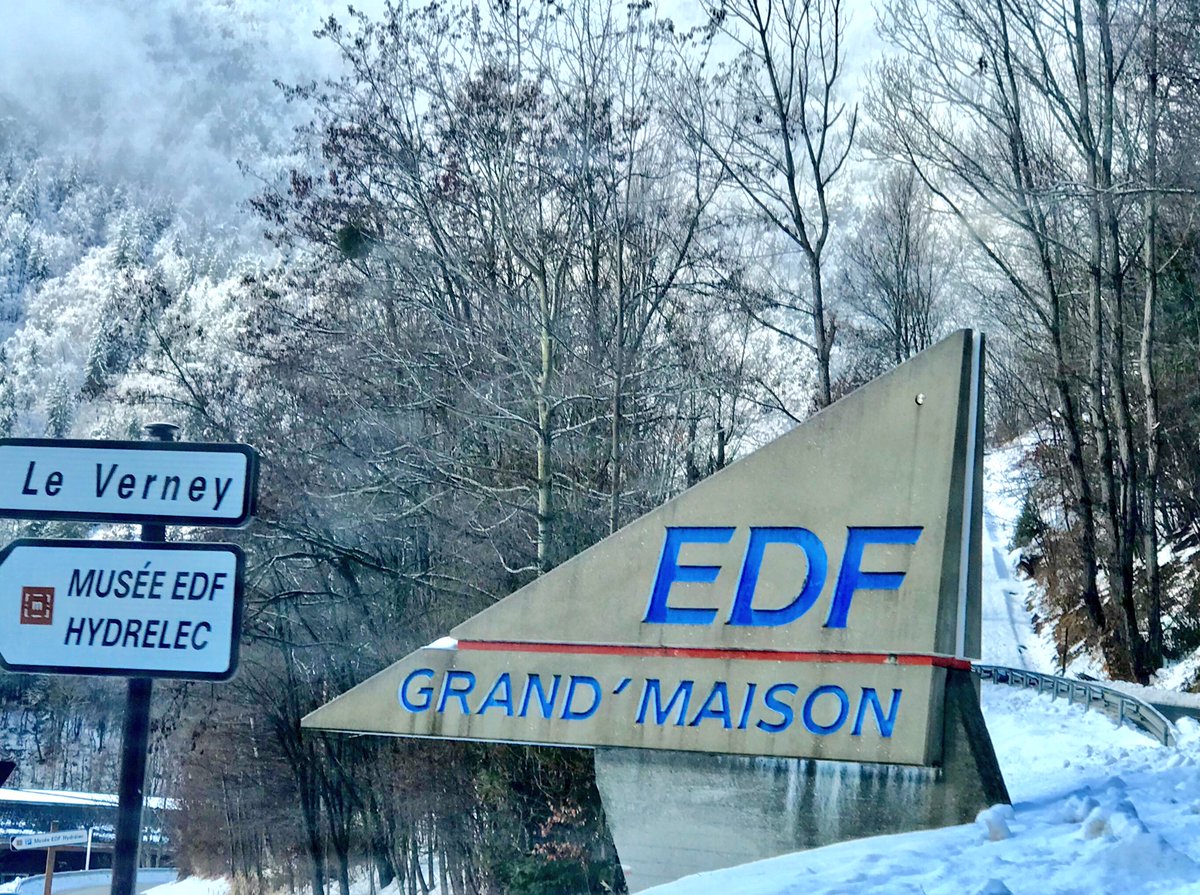 EmilieCChalas's tweet photo. 2/2 Les turbines et « roues » de rechange de la mythique centrale hydroélectrique #EDF de Grand-Maison sont faites sur mesure par #GEHydro, qui en assure aussi la maintenance spécifique. Une responsabilité de taille! https://t.co/lHsEsCKCql