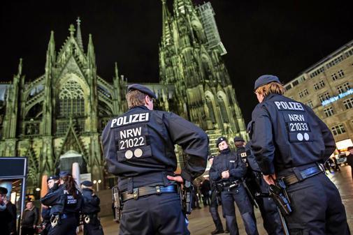 Tausende #Polizisten schützen #Silvester-Feiern in Nordrhein-Westfalen. ebx.sh/2APiPkS https://t.co/Dsf5bqC163