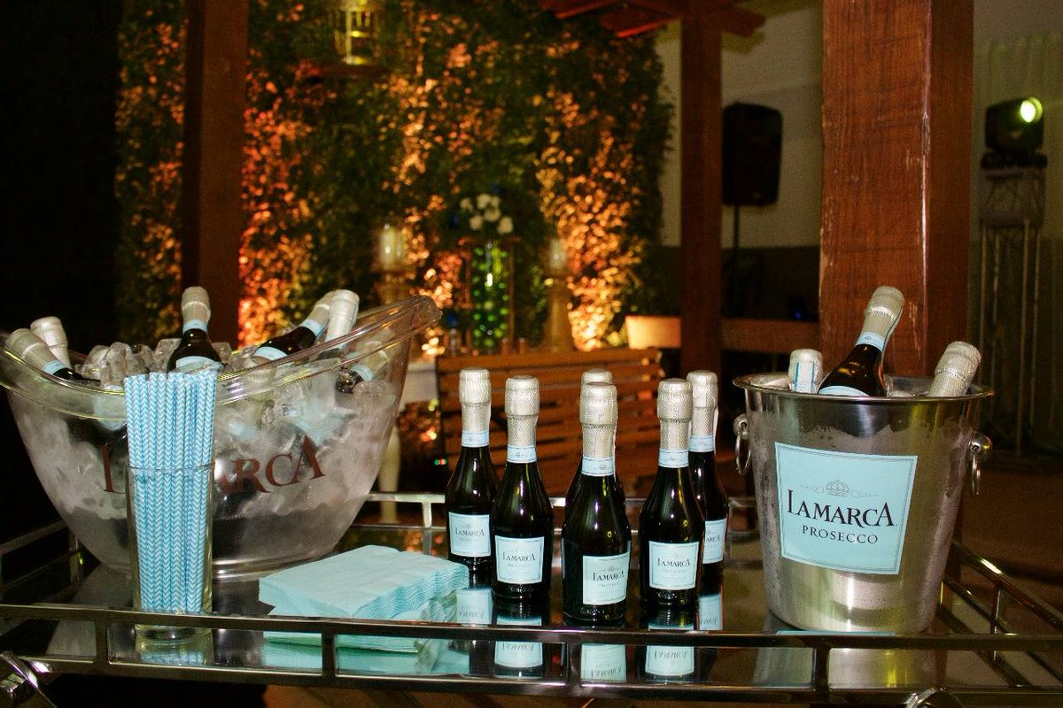 FigurellaRD's tweet photo. Gracias a la @labodegard por ayudarnos a seleccionar este #ProseccoLaMarca ¡Que disfrutamos en nuestra fiesta de #NavidadFigurella2017 ! 🎉🍾🎄💙💚 https://t.co/ZnJGco6mDl