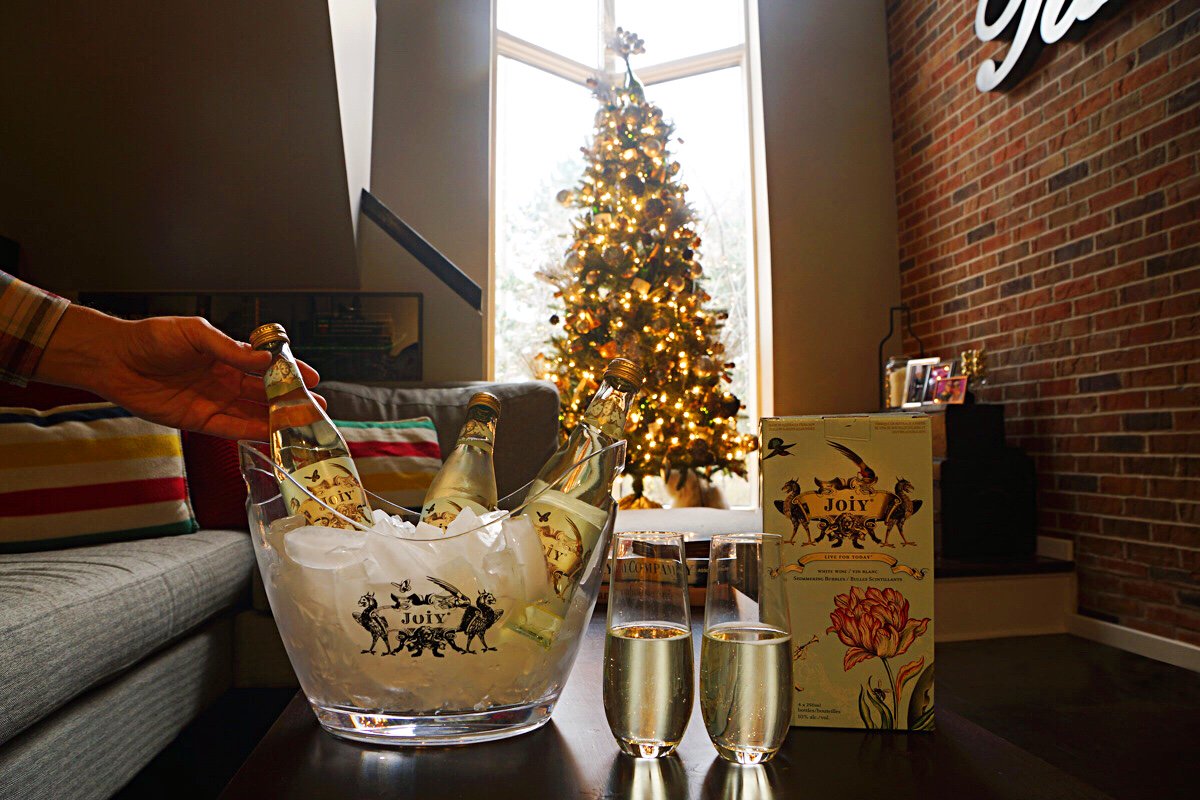 ICYMI: Check out our annual Holiday Gift Guide, featuring 21 ✨sparkling✨ gift ideas all available at the <a href="/LCBO/">LCBO</a>! 🍾🎅🎁 sparklingwinos.com/gift-guide/