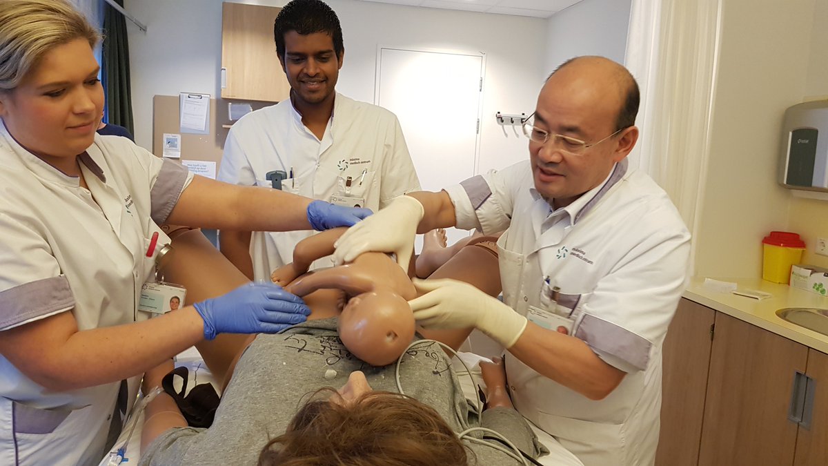 Vandaag was <a href="/Studio040/">Studio040</a> op bezoek bij MMC om een bevallingsscenario van de bijna levensechte #simulatierobot #Victoria bij te wonen. Gynaecoloog Guid Oei legt uit hoe wij deze hightech ontwikkeling inzet tijdens trainingen. Kijk om 18:00 uur naar de uitzending!