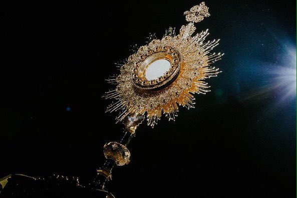 1osCristianos's tweet photo. "Dios nos está hablando en cada momento, 
en cada circunstancia. 
Pero a veces habla en un susurro. 
Nos pide atención, tener oídos para oír" https://t.co/IYYNnyVunn