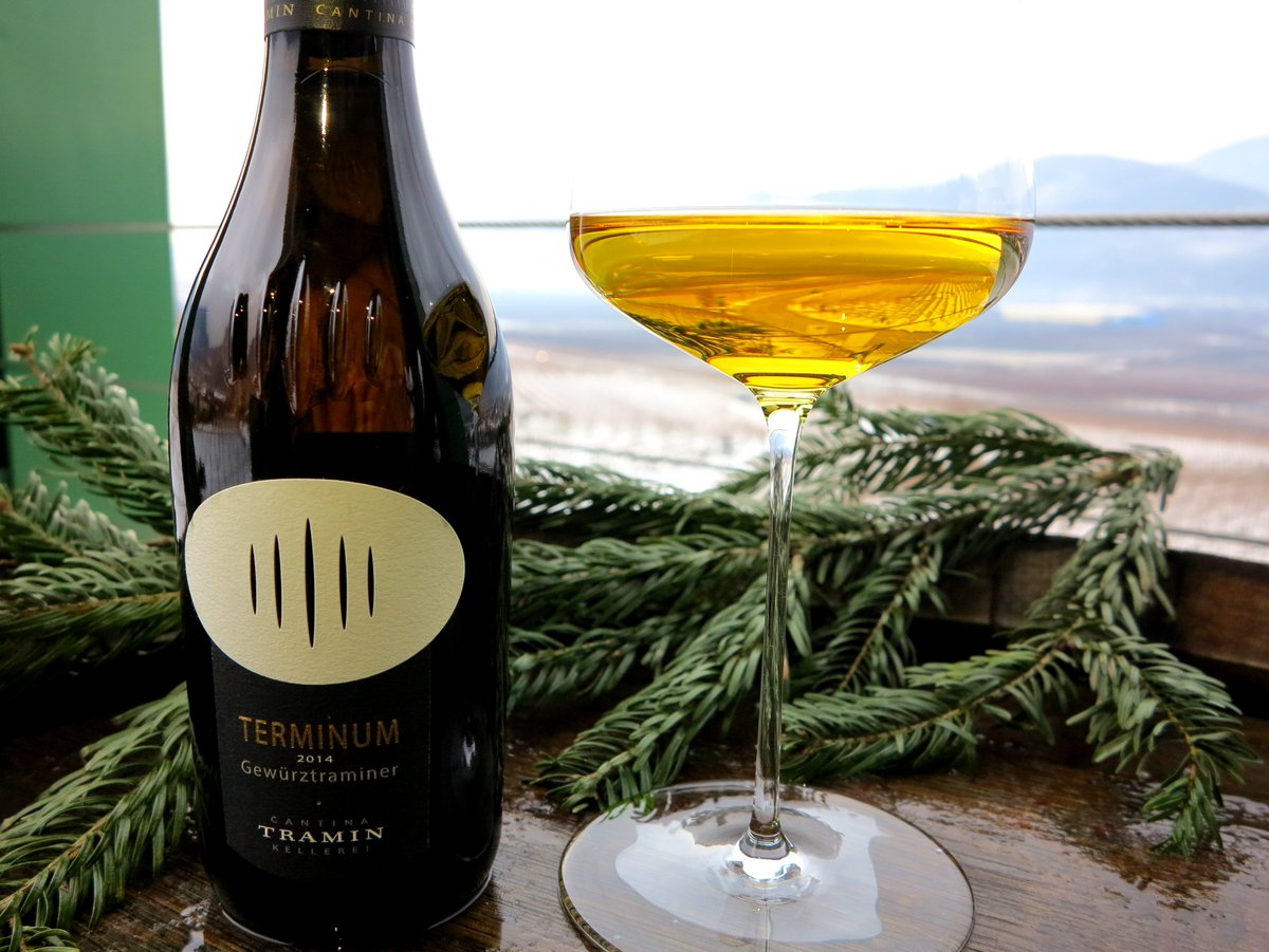CantinaTramin's tweet photo. Gli aromi intensi di caramello, frutta matura e spezie rendono #Terminum Gewürztraminer #VendemmiaTardiva il perfetto abbinamento per i dolci di Natale. La @Cucina_Italiana lo consiglia infatti tra i migliori vini da gustare insieme al panettone. https://t.co/aJR2GghxDZ https://t.co/O6x9qmLqcC