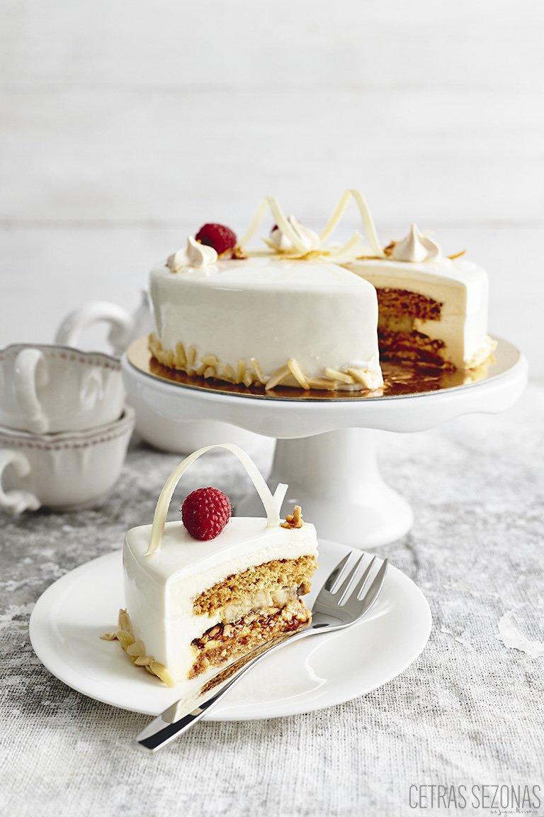 Medus kūka ar mandeļu kraukšķiem, karamelizētiem banāniem un vaniļas musu! Recepti meklē - cetrassezonas.lv/lv/receptes/ku…