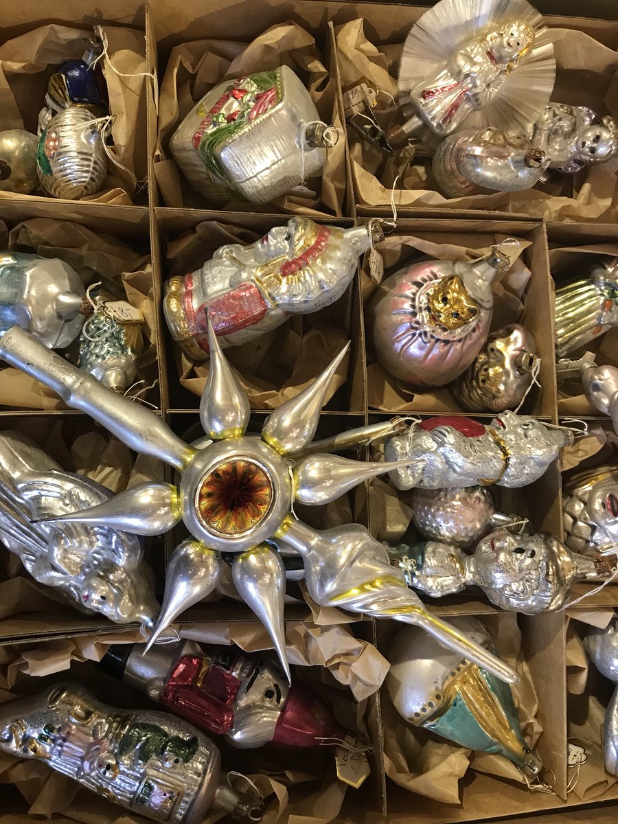 PrairieStylFile's tweet photo. The #glass #christmasornaments from #Thuringia are incredible. I want to buy everything. 🎅🏼🌲These are in #Sitzendorf, but they’re made in #Lauscha. #visitThuringia #germanytourism #christmasdecorations #christmastime https://t.co/TlyatmTyIU