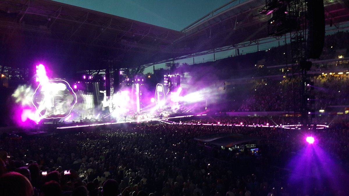der_hemmy's tweet photo. #ColdplayLeipzig
Warmer Sommertag, der Gang zum Stadion, die Eröffnung mit A Head Full Of Dreams und Yellow, einfach episch. Wie oft ich mir das danach schon auf Youtube reingezogen hab... https://t.co/DbvbNeB192