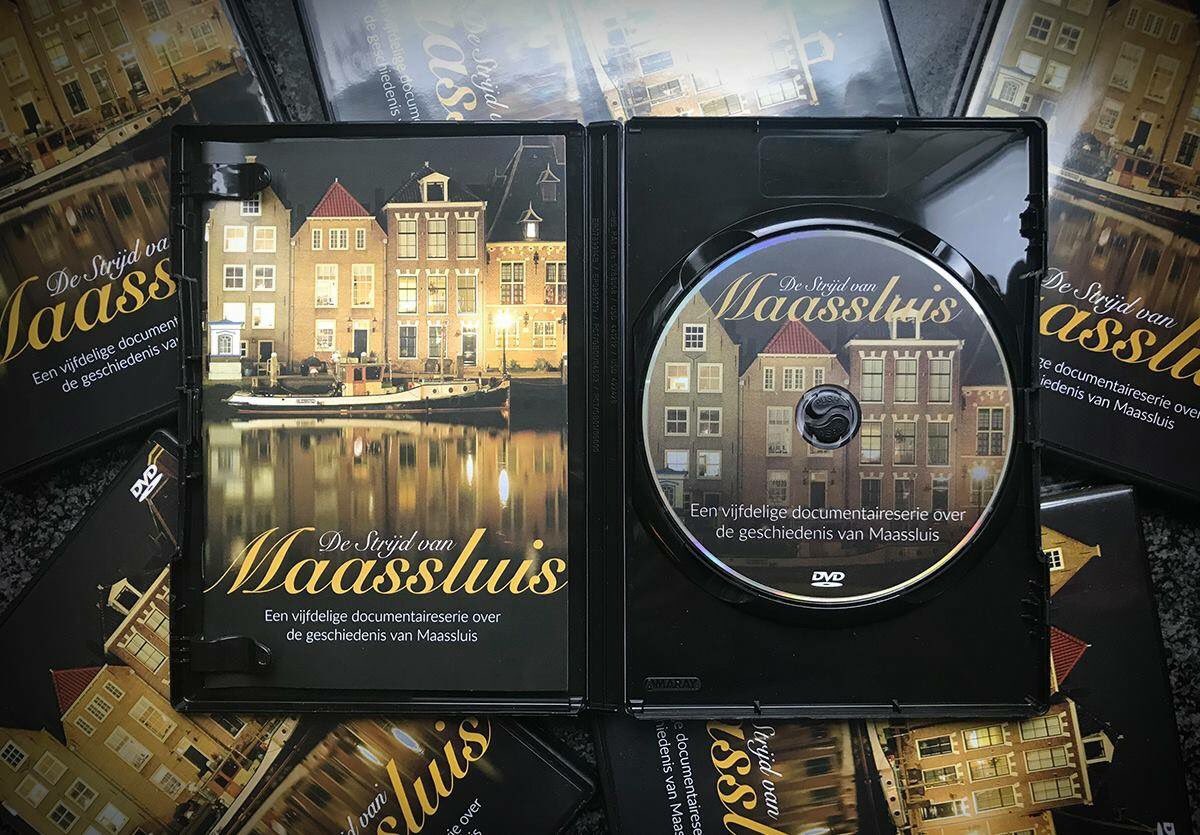 Eindelijk is ie er, de DVD van De Strijd van Maassluis! Alle 5 de afleveringen op een schijfje, met een mooi begeleidend boekje erbij. Aanstaande zondag, tijdens de kerstmarkt kun je er een aanschaffen bij HVM-promotiekraam. Ook verkrijgbaar bij Maassluis Info. Kerstcadeau-tip!