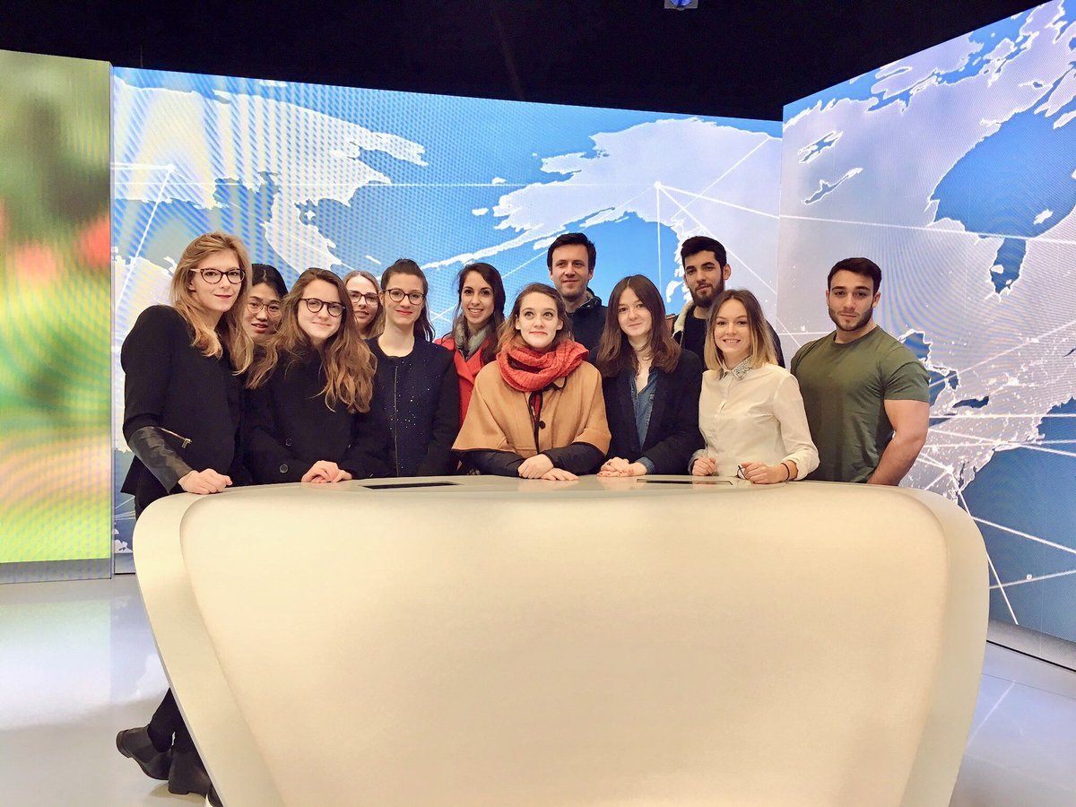 M6campus's tweet photo. Aujourd'hui, les étudiants du Master 226 de @Paris_Dauphine sont venus visiter le plateau Jean Drucker (19.45, Zone Interdite, Capital...) ! #LaVieChezM6 #TV https://t.co/BcuS4Gic3B