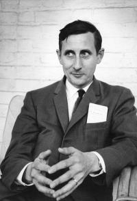 Physicist Freeman Dyson, known for his work in quantum electrodynamics and (among many other things) his wildly original hypotheses concerning extraterrestrial life, was born #OTD in 1923.
Photo: Heka Davis, AIP Emilio Segre Visual Archives