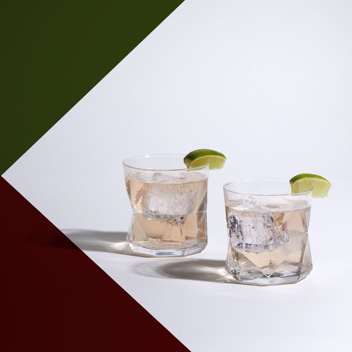AermoorVodka's tweet photo. You don't need calories and sugar to have a great cocktail this holiday season. Try the Pink Cloud-Sourced Vodka Soda. 
•1.5oz Aermoor
•Soda water
•Dash of bitters
Garnish with a lime slice. Simple. https://t.co/bKSi0z7J4r