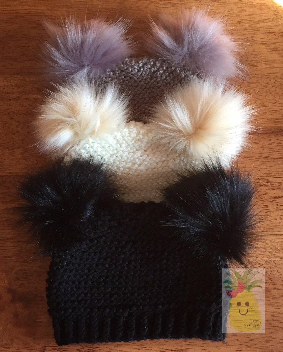 sweetpina1's tweet photo. Gorritos con pompones 😍😍😍😍😍😍 
Buen viernes a todos !! 
#knittedhat #poncho #knit #handmade #hechoconamor #loveknit https://t.co/hlyzcTKdWP