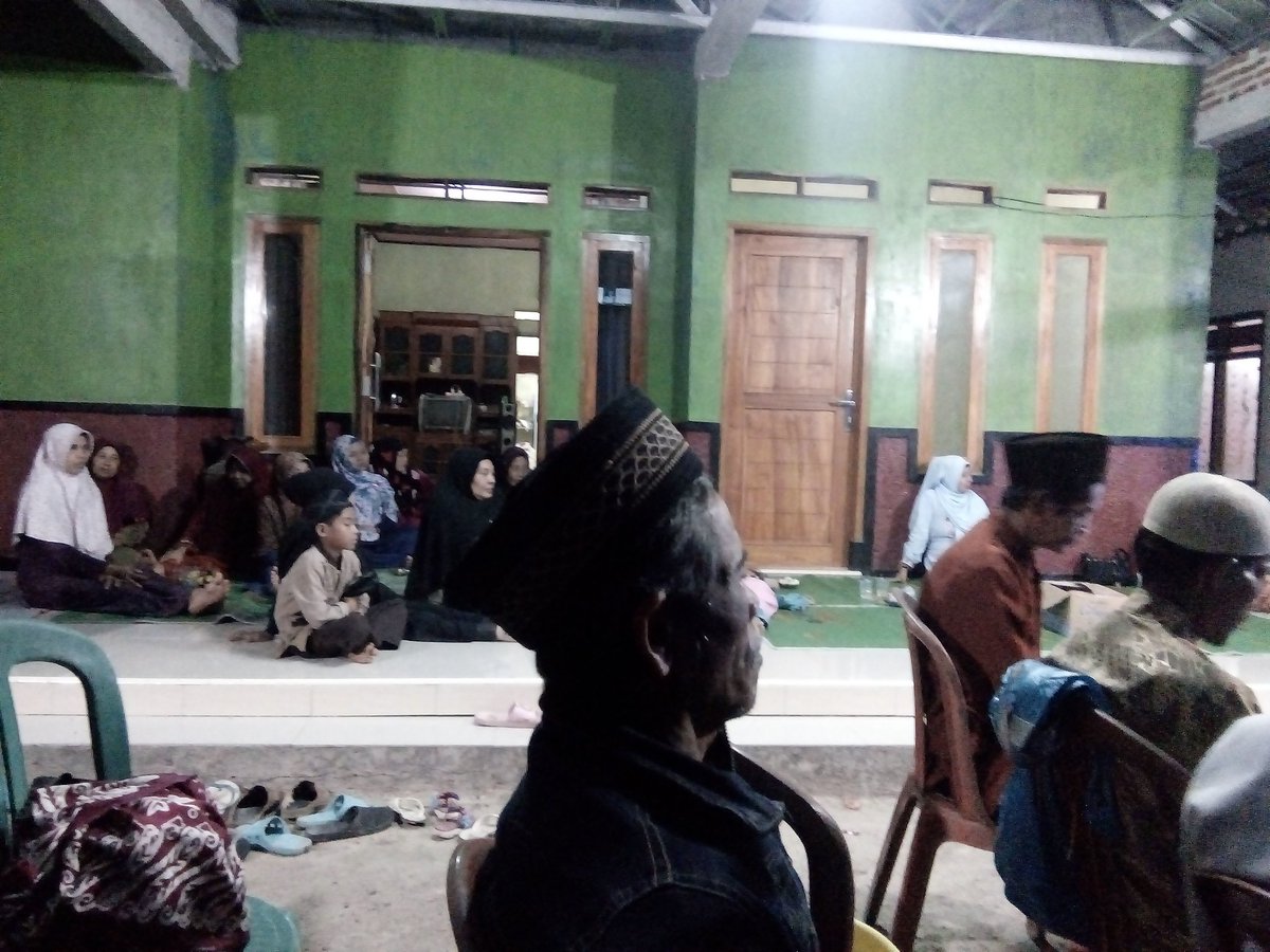 wanawali's tweet photo. keg. maulid nabi Muhammad SAW d lingkungan Rw 03 @wanawali @KecCibatu @DediMulyadi71 majelis taklin an-nurhidayah https://t.co/RoQ0YBo8hQ