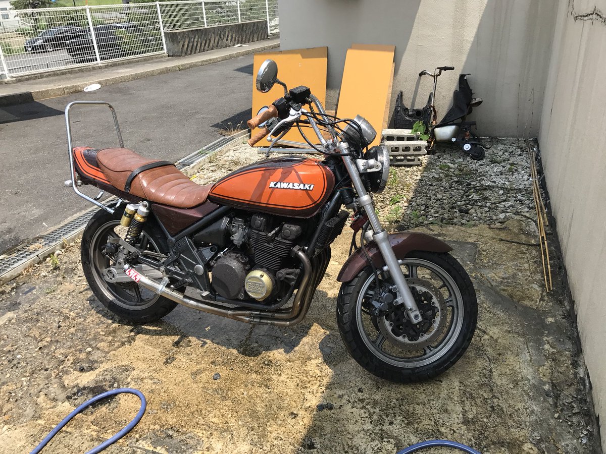 water020180's tweet photo. ゼファー400売ります。
不具合なし。
走行距離約19000キロ、外装は見た通り、キャブ、ブレーキOH済み
車検一年残ってます。値段は23〜から高い人に売ります。小型との追い金もありです。#単車売ります#ビック売ります#バイク売ります https://t.co/tsyaYzJ9xZ