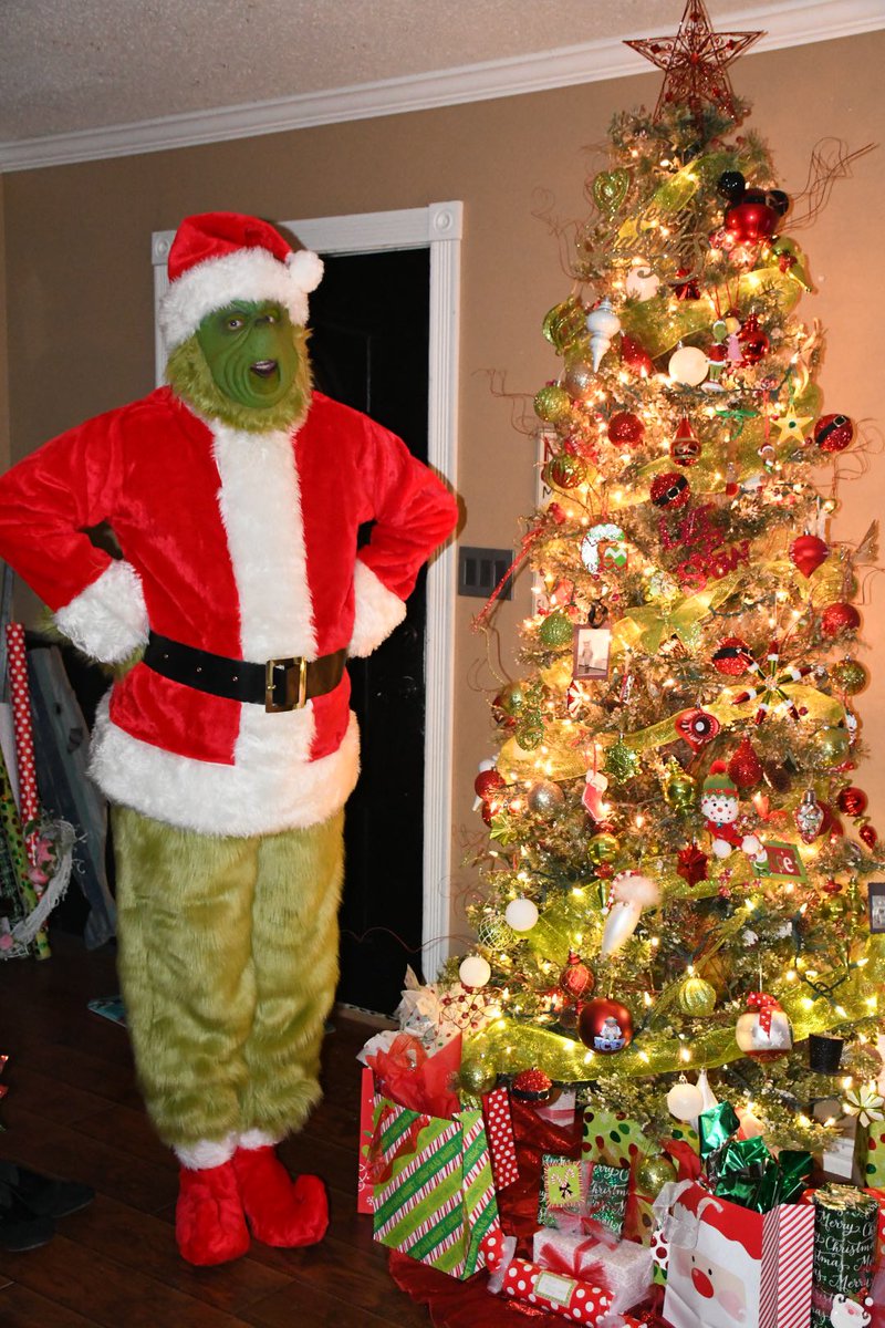 JessicaGreen_90's tweet photo. Ready for our Toy Drive tonight!! The Grinch is ready for a fun event too!!❤️💚 @martin_kry @brandonw1a https://t.co/HKQqW1bsFR